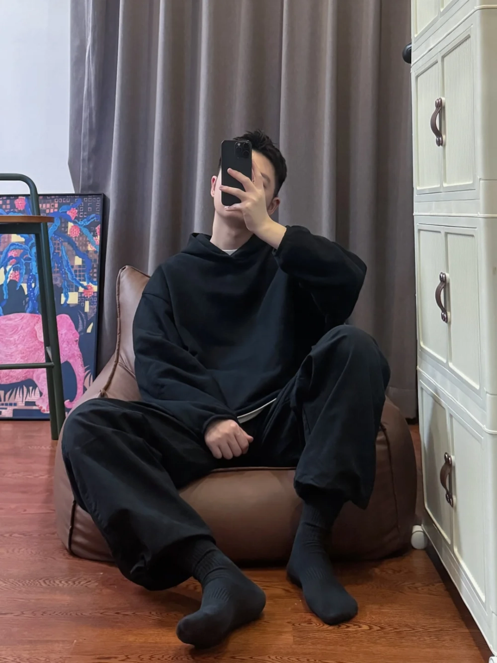 ảnh nam mặc áo hoodie che mặt