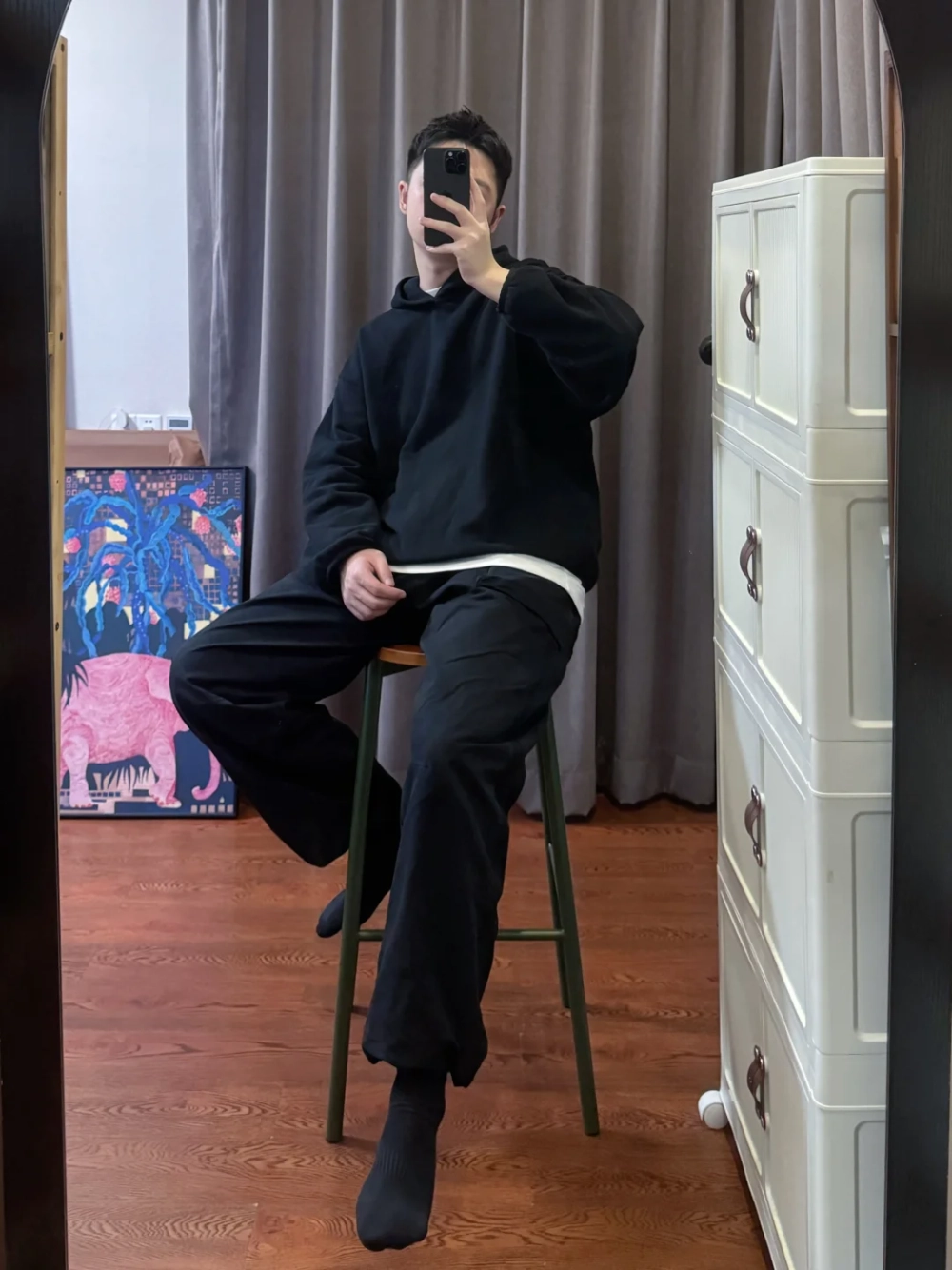 ảnh nam mặc áo hoodie che mặt