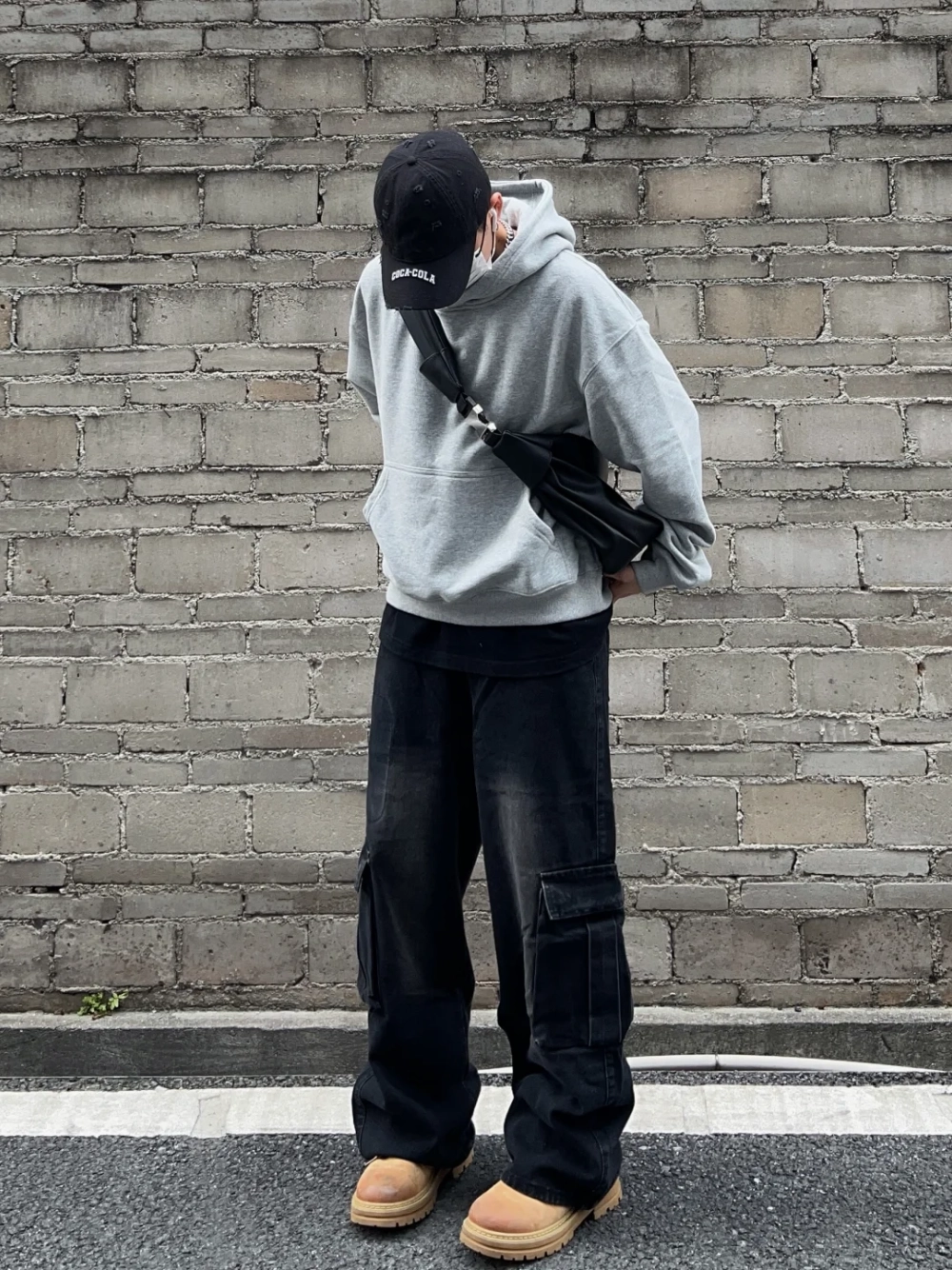 ảnh nam mặc áo hoodie che mặt