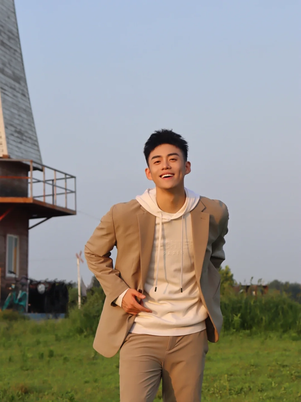 ảnh nam mặc áo hoodie che mặt