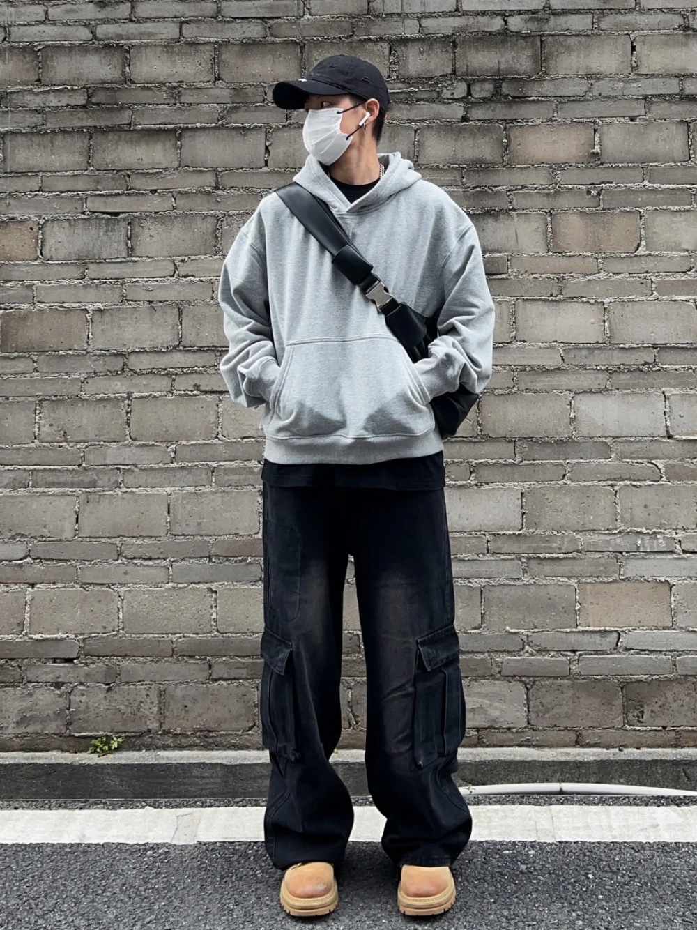 ảnh nam mặc áo hoodie che mặt