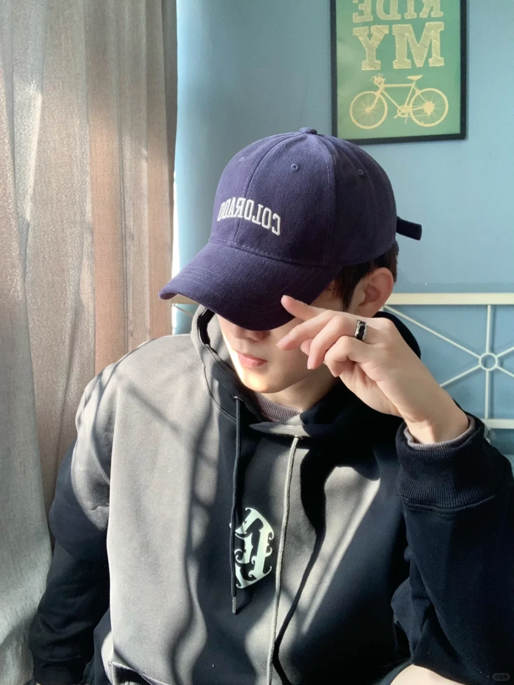 ảnh nam mặc áo hoodie che mặt