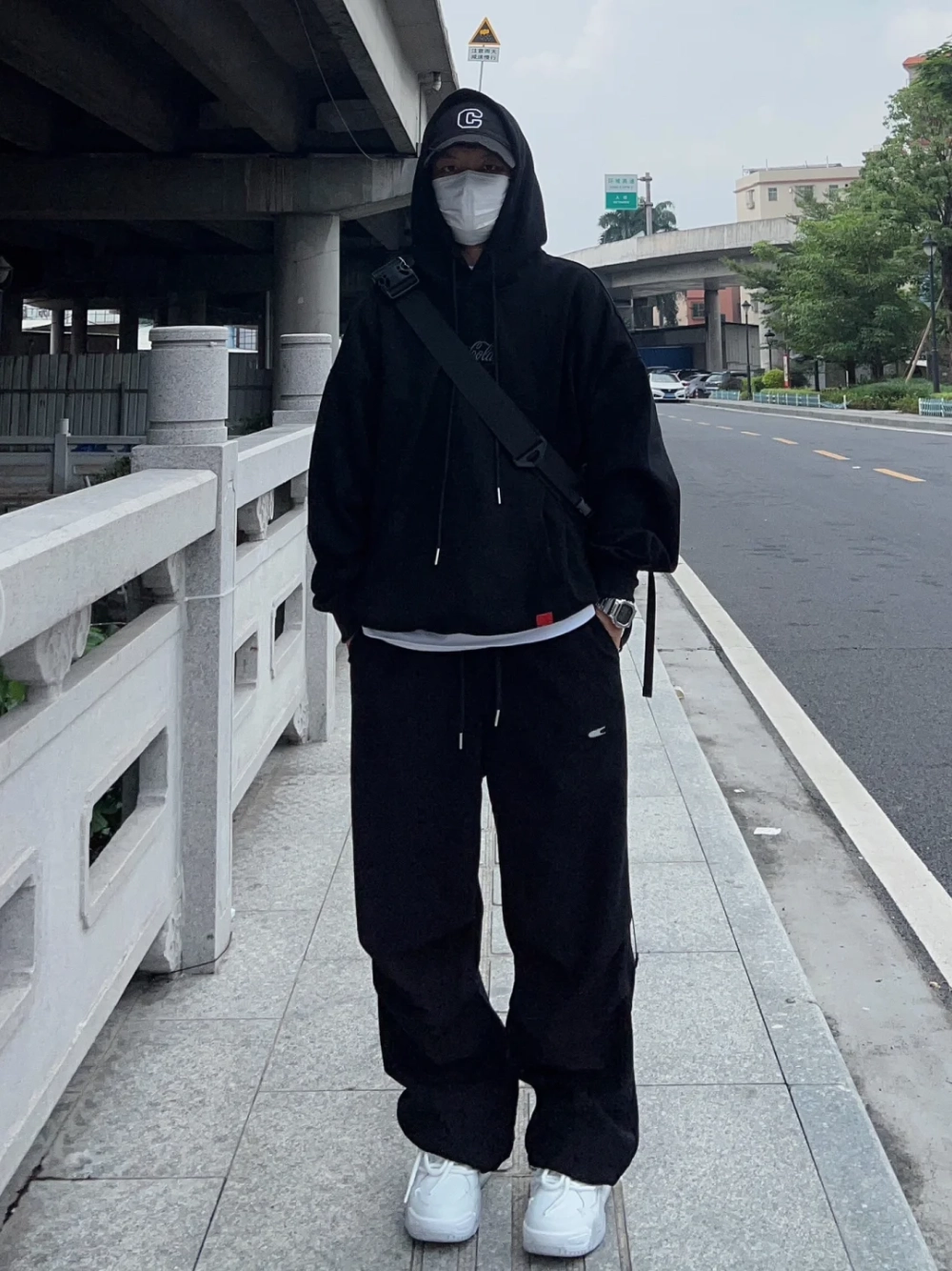 ảnh nam mặc áo hoodie che mặt