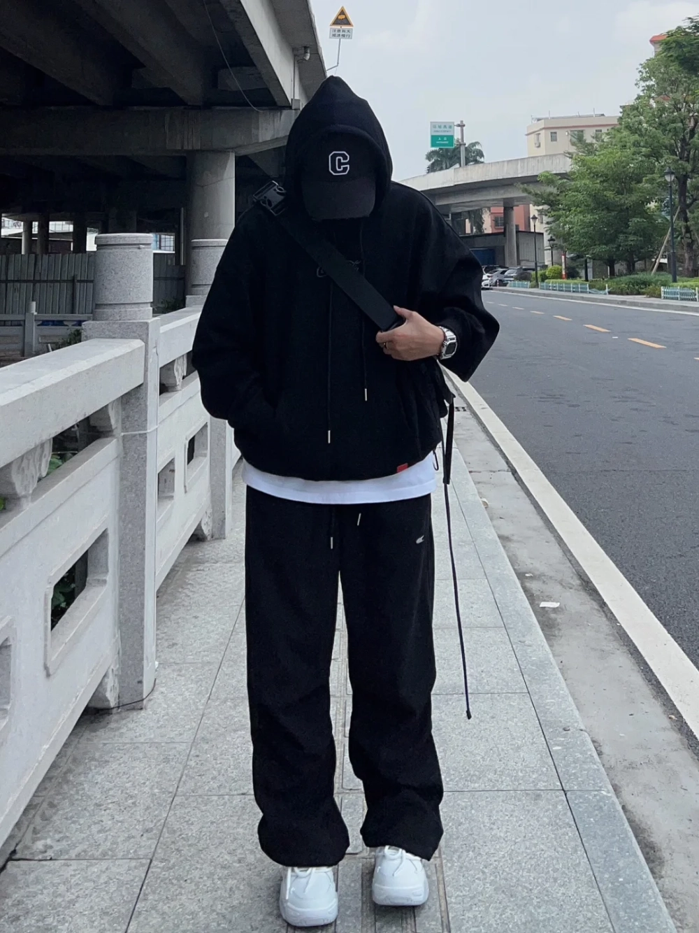 ảnh nam mặc áo hoodie che mặt