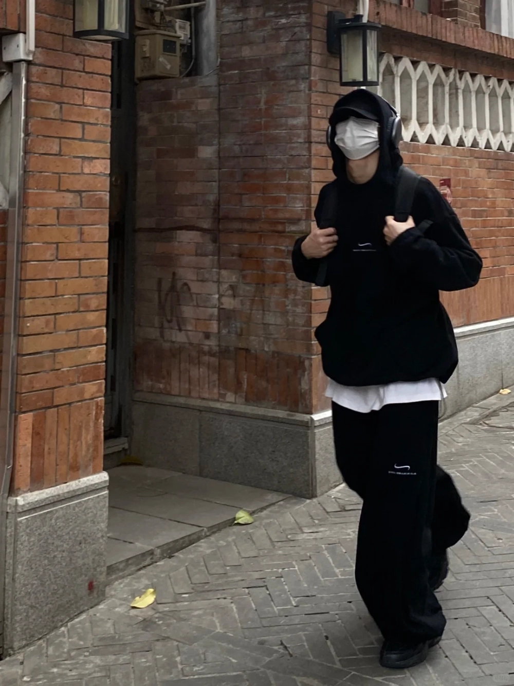 ảnh nam mặc áo hoodie che mặt