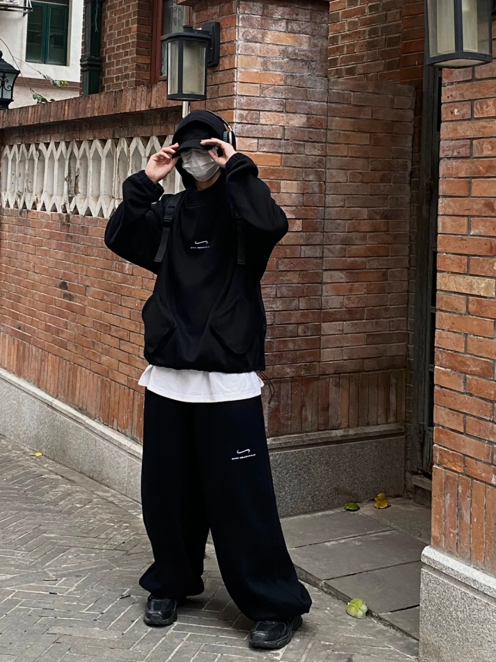 ảnh nam mặc áo hoodie che mặt