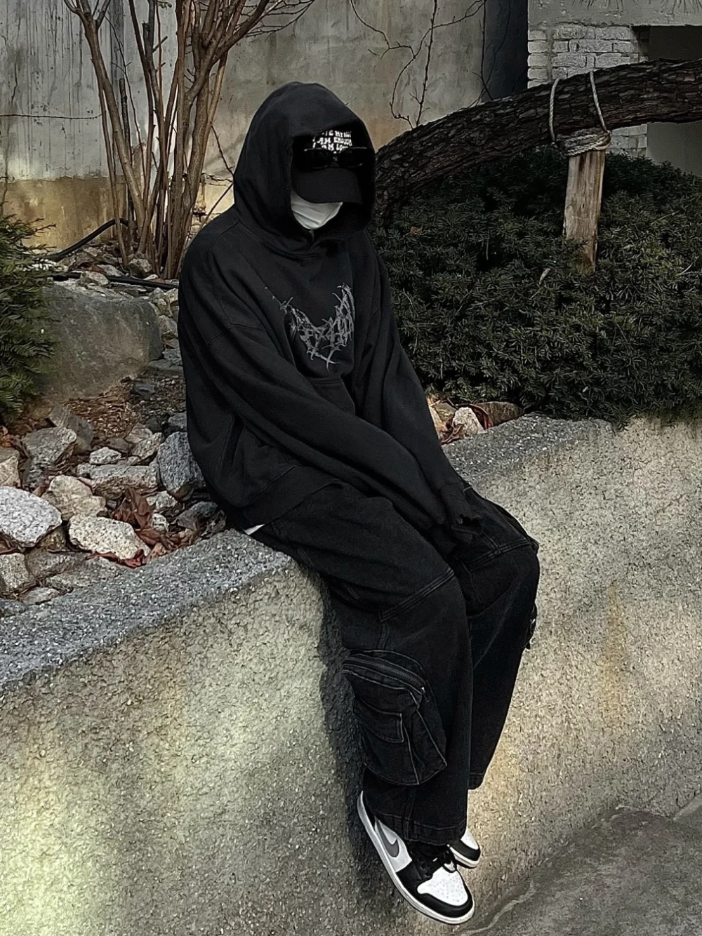 ảnh nam mặc áo hoodie che mặt