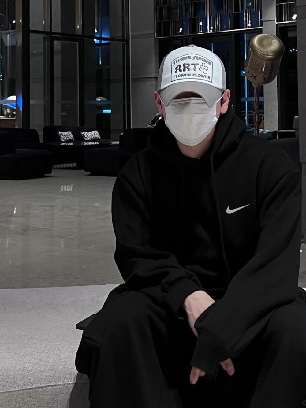 ảnh nam mặc áo hoodie che mặt