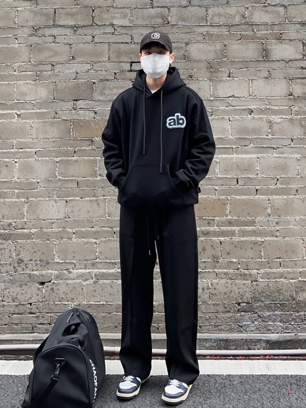 ảnh nam mặc áo hoodie che mặt