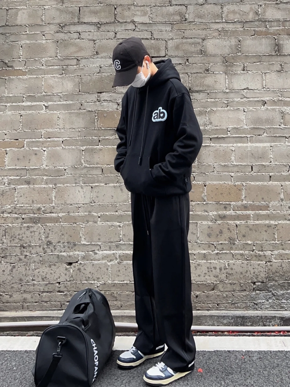 ảnh nam mặc áo hoodie che mặt