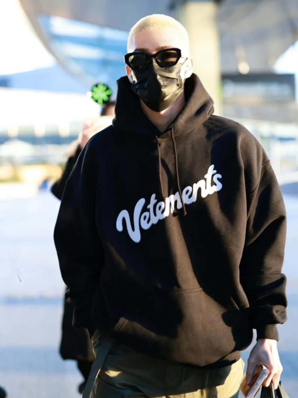 ảnh nam mặc áo hoodie che mặt