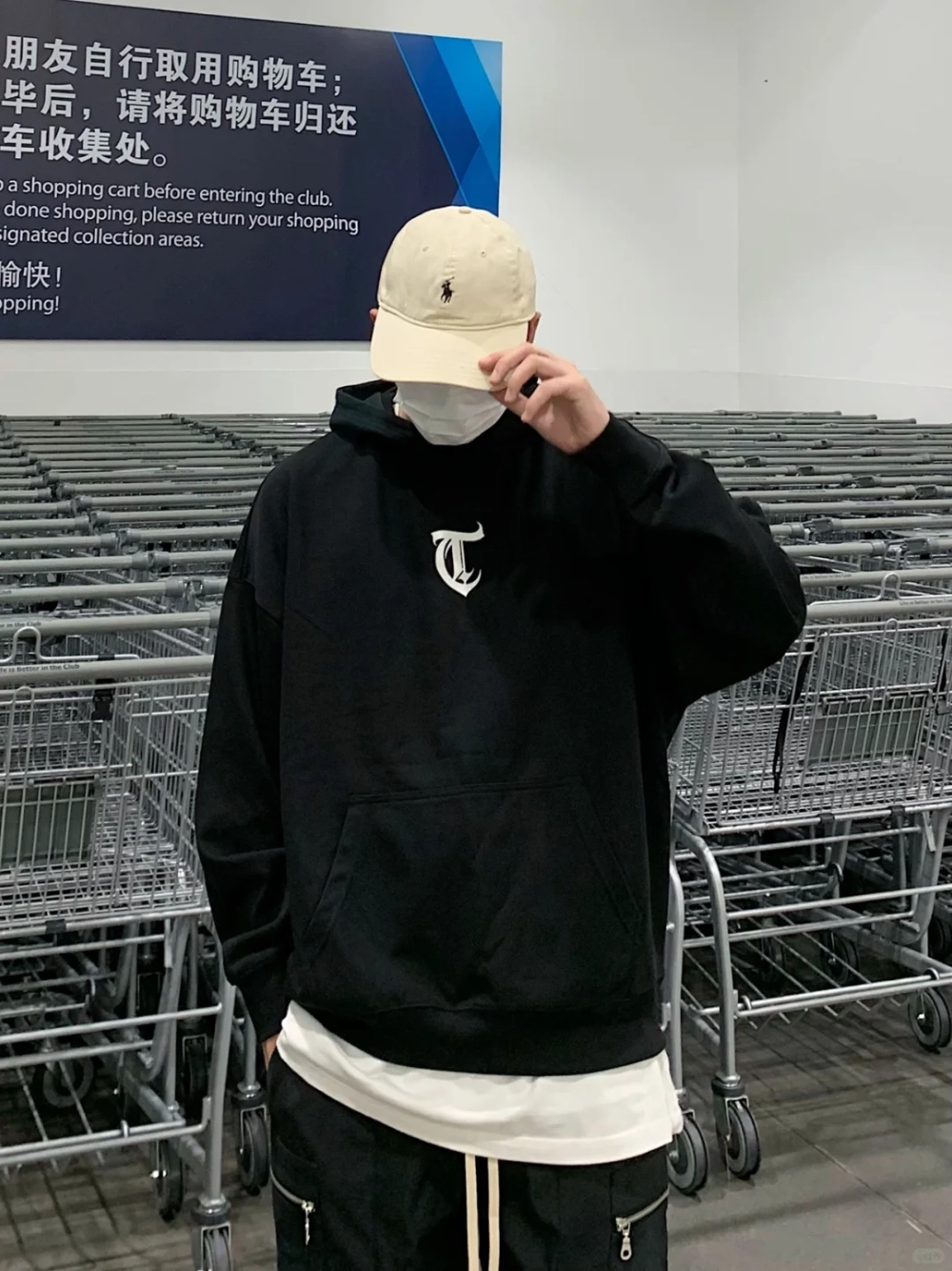 ảnh nam mặc áo hoodie che mặt