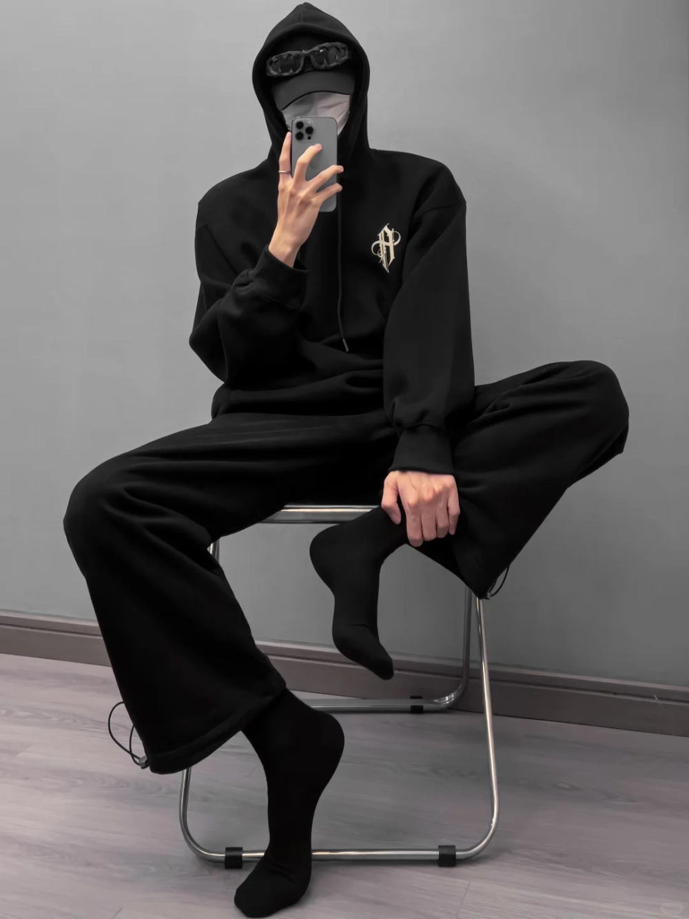 ảnh nam mặc áo hoodie che mặt