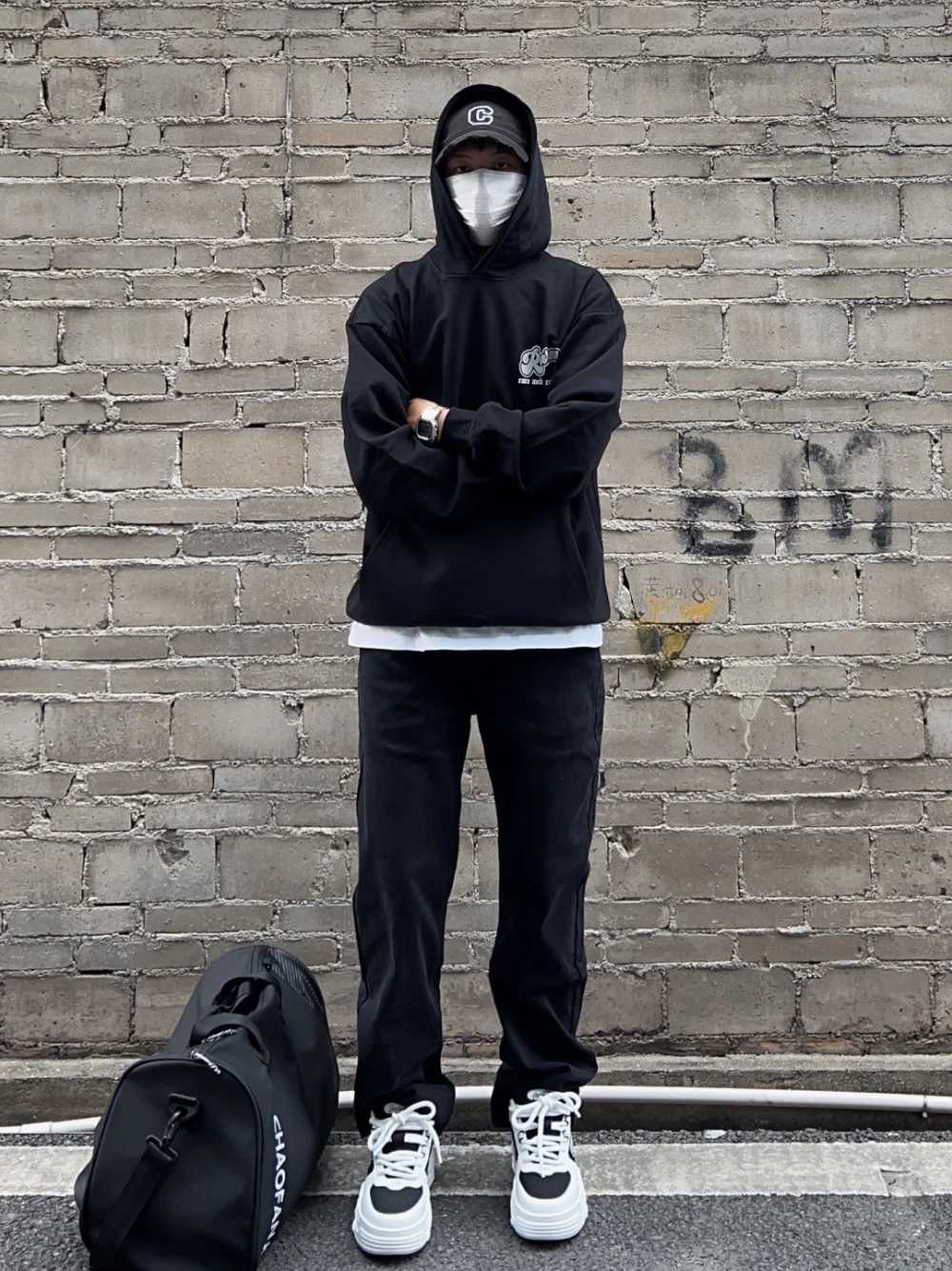 ảnh nam mặc áo hoodie che mặt