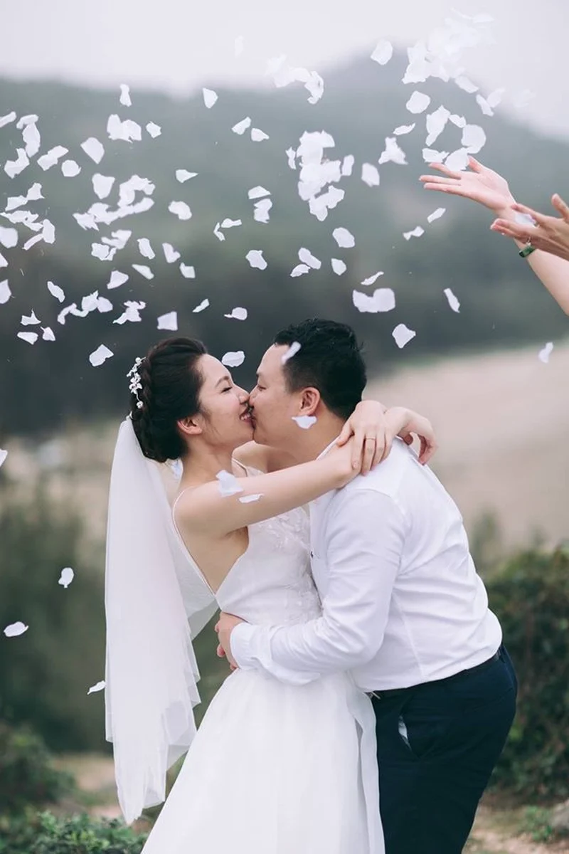 Ảnh cưới nam đứng bên nào để có khung hình hoàn hảo