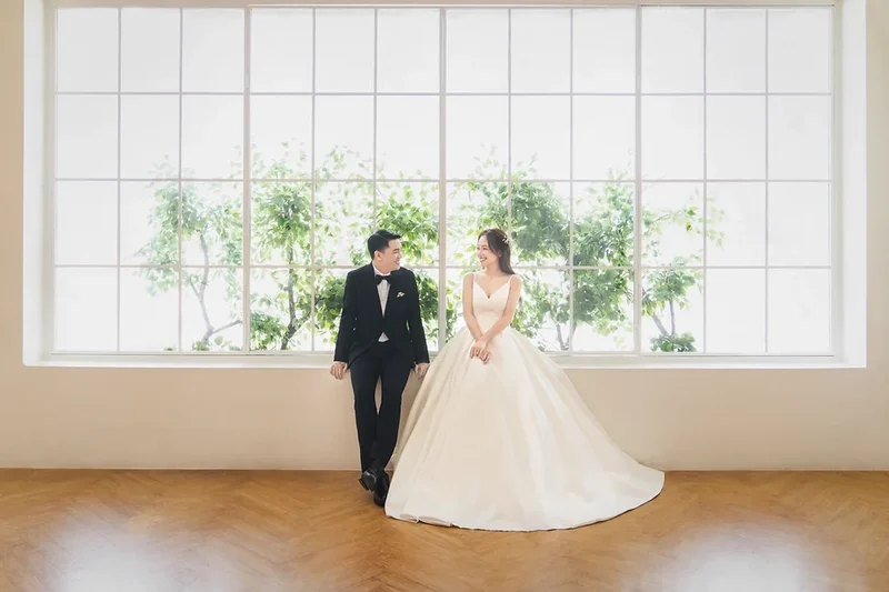 Ảnh nam nhìn váy cưới sang trọng