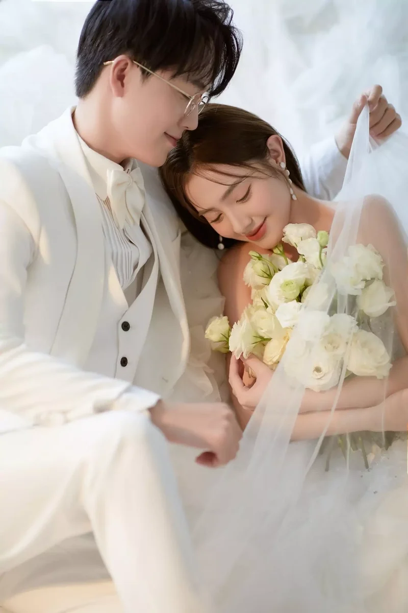 Ảnh nhìn váy cưới từ xa nam với ánh mắt trầm tư 
