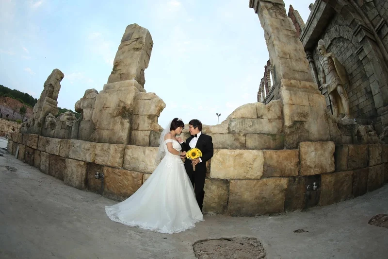 Ảnh nam mặc váy cưới thử trang phục 