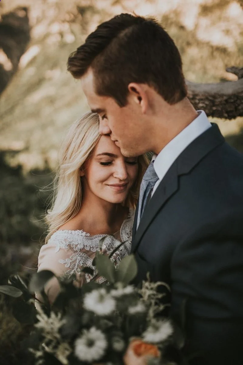 Ảnh cưới nắm ngang tay nhau trong không gian lung linh 
