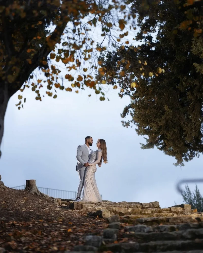 Ảnh cưới nắm ngang tay nhau trong khuôn viên tràn ngập hoa
