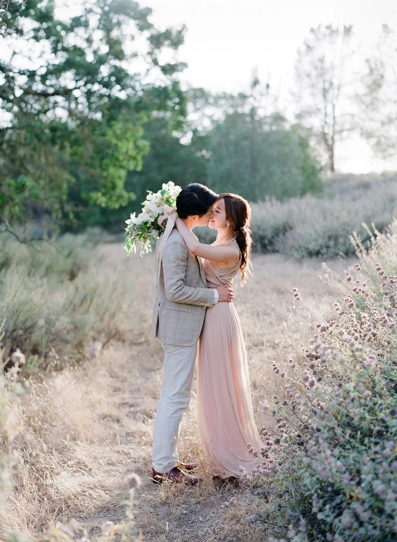 Ảnh nam đứng bên cô dâu với ánh mắt yêu thương