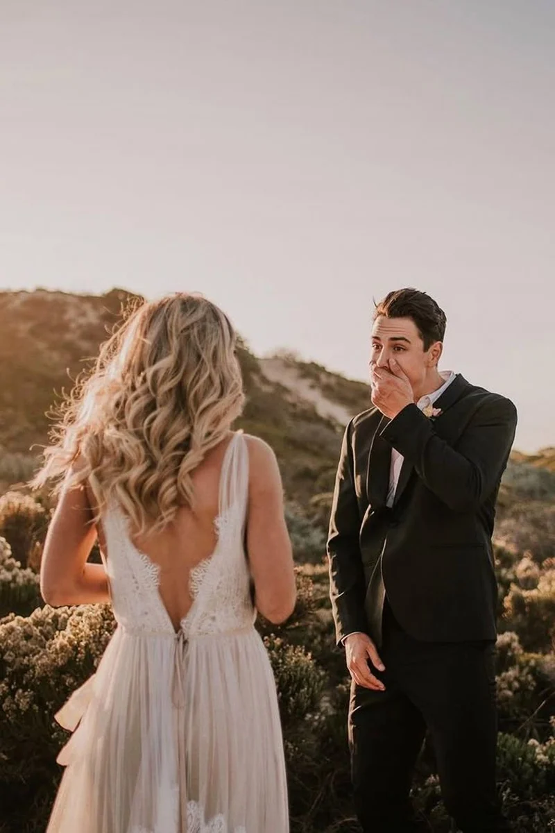 Hình ảnh nam nhìn váy cưới trong buổi thử đồ đầy xúc động 