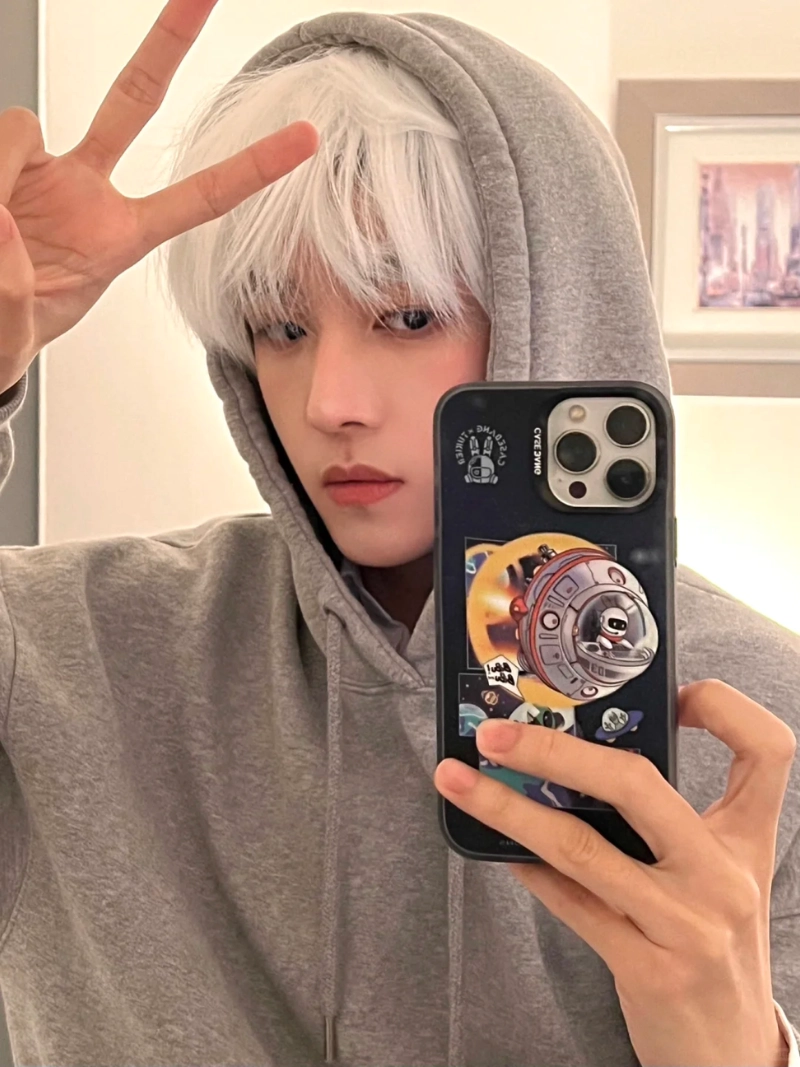 ảnh nam tóc trắng