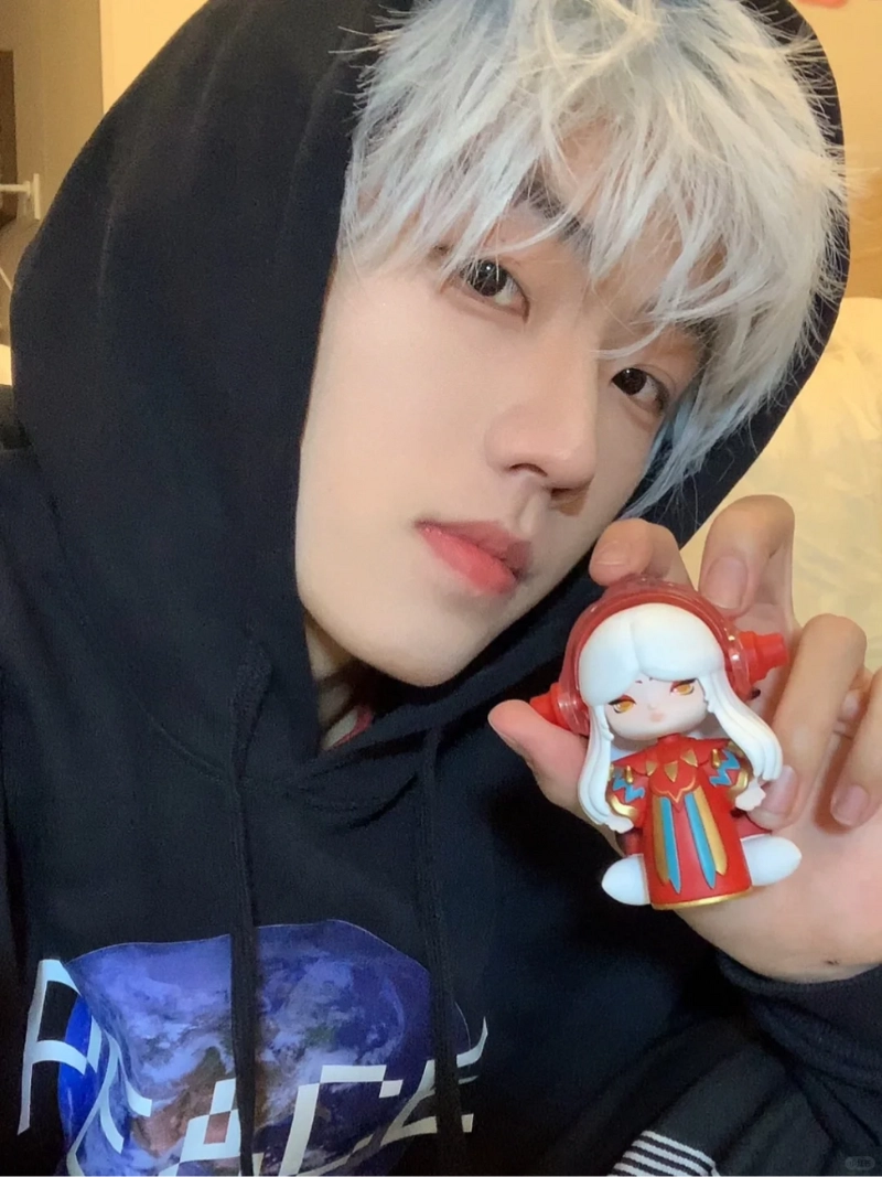 ảnh nam tóc trắng