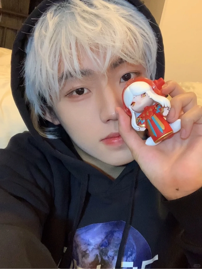 ảnh nam tóc trắng