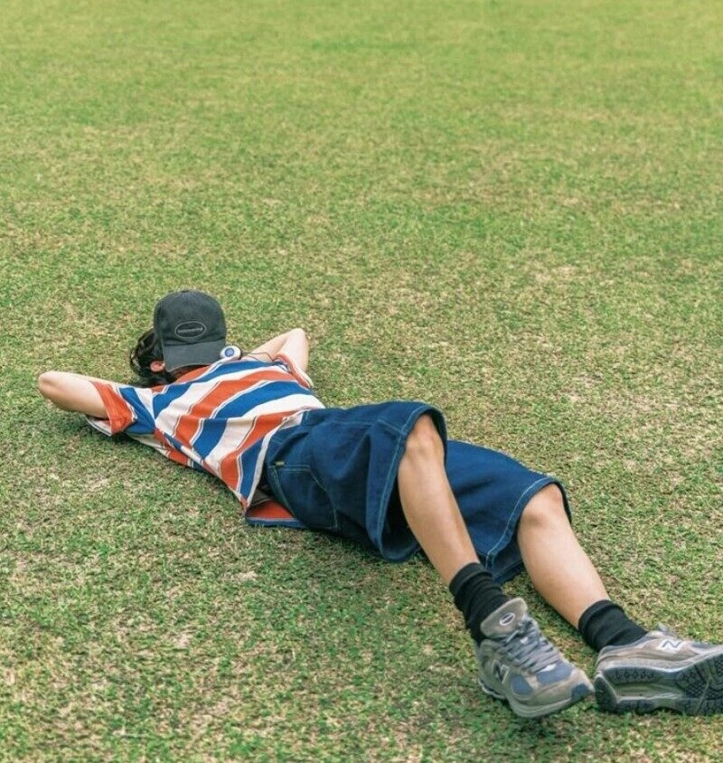 ảnh nằm trên bãi cỏ