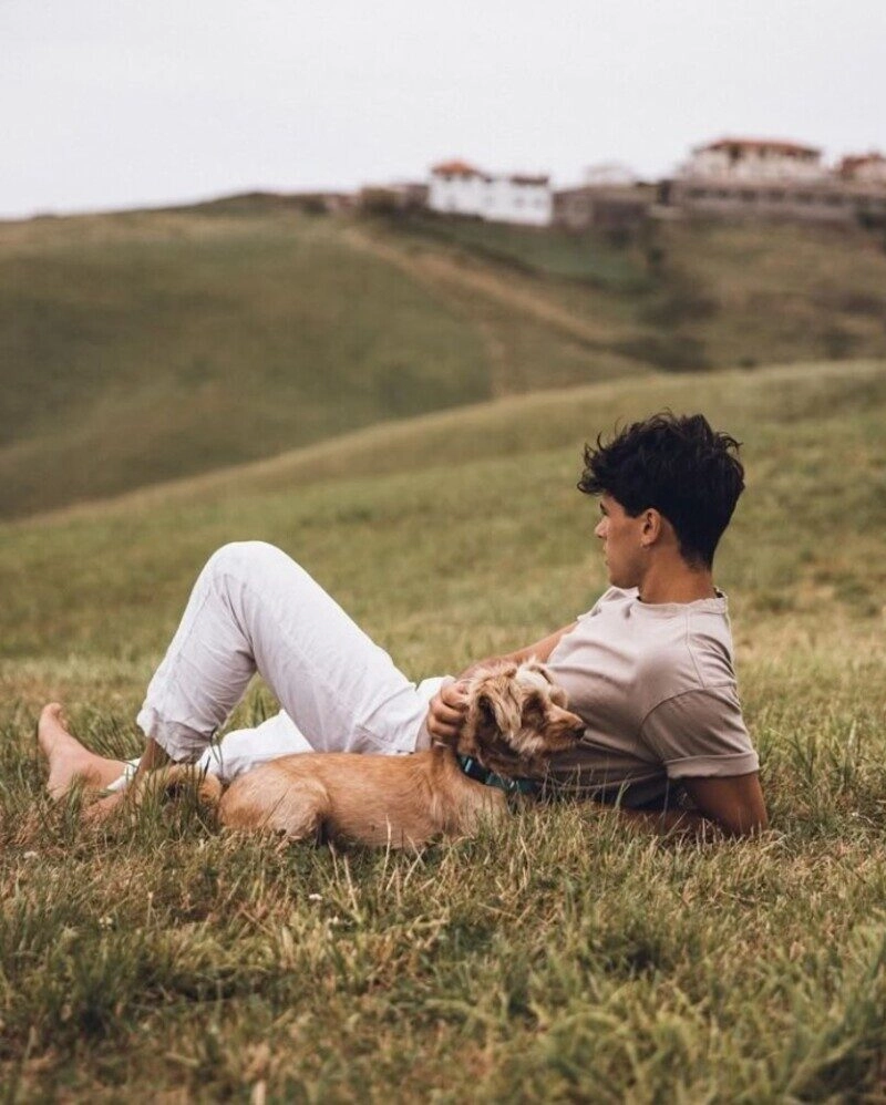 ảnh nằm trên bãi cỏ