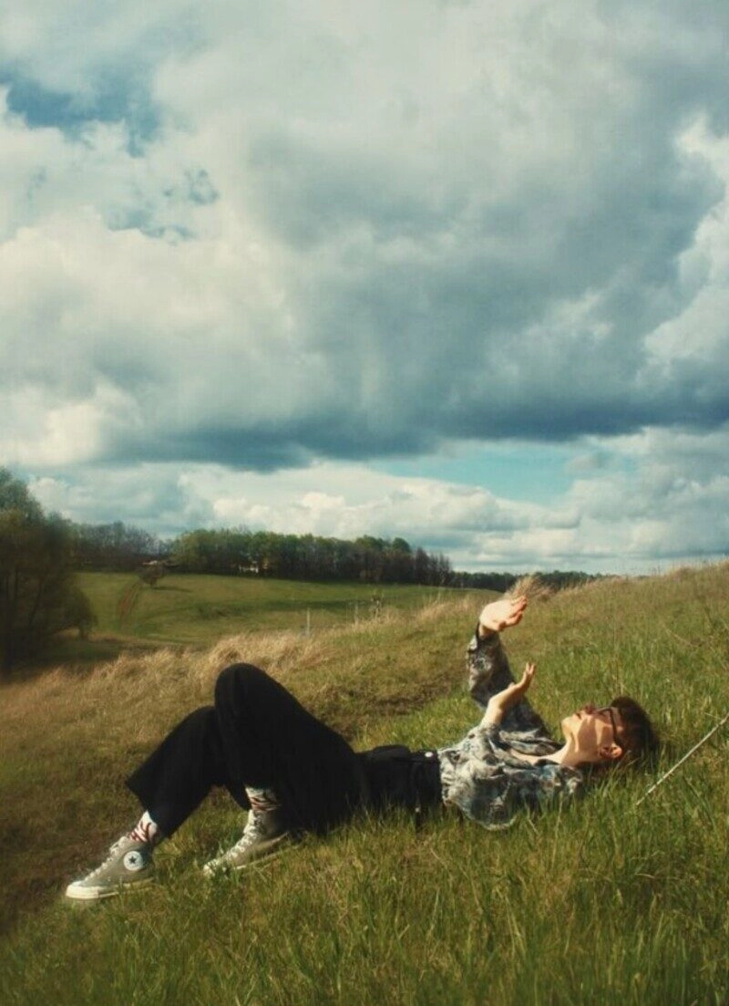 ảnh nằm trên bãi cỏ