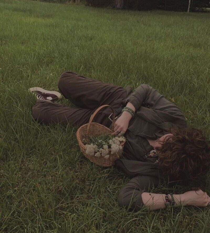 ảnh nằm trên bãi cỏ