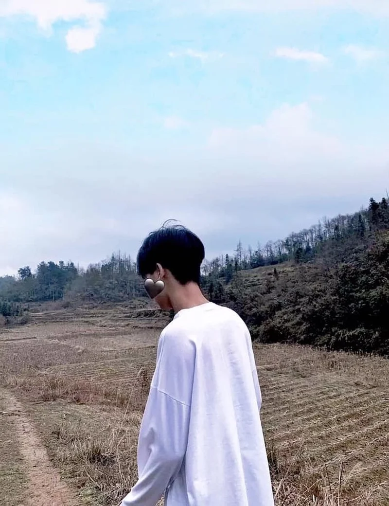 Hình ảnh trai đẹp 2012 diện sơ mi trắng với phong cách thư sinh 
