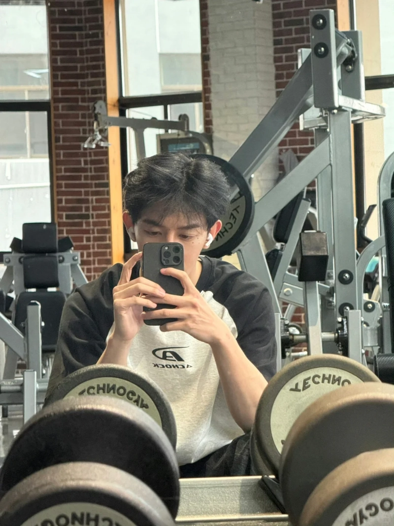 ảnh trai đẹp ôm mèo