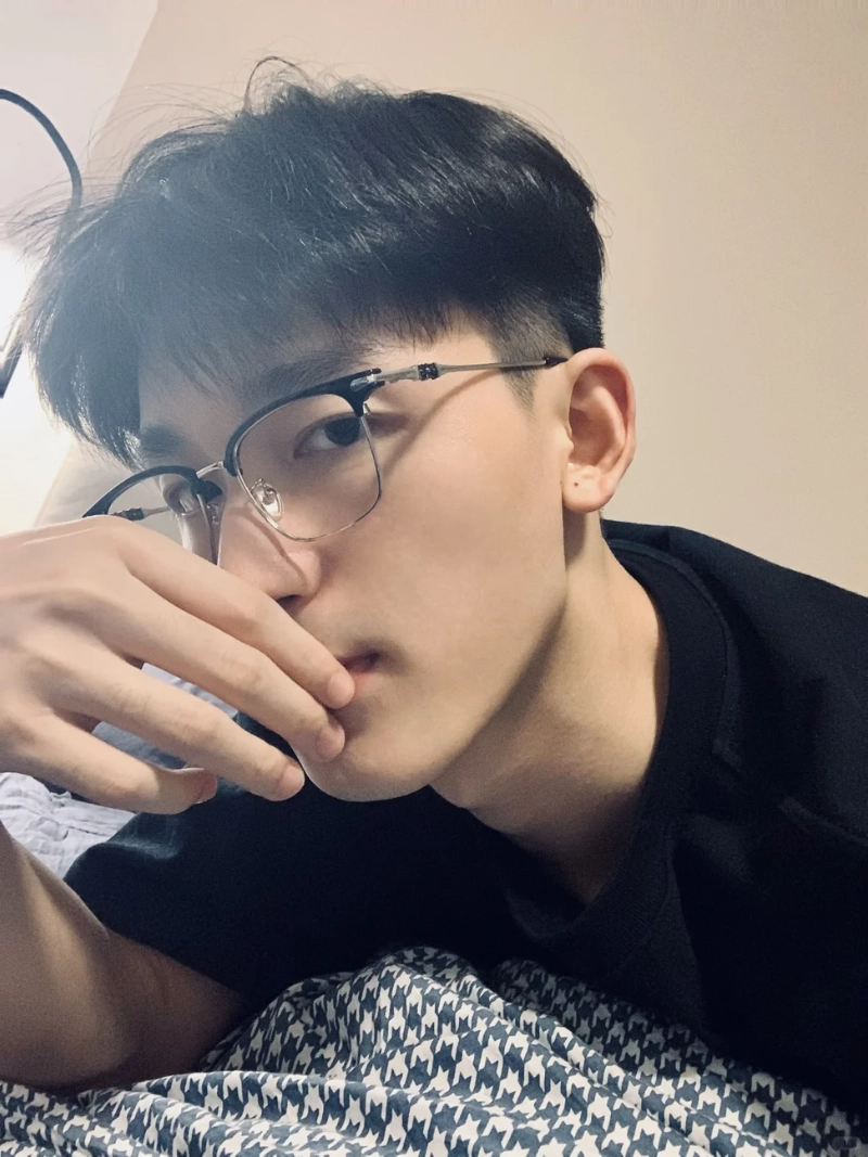 ảnh trai đẹp ôm mèo