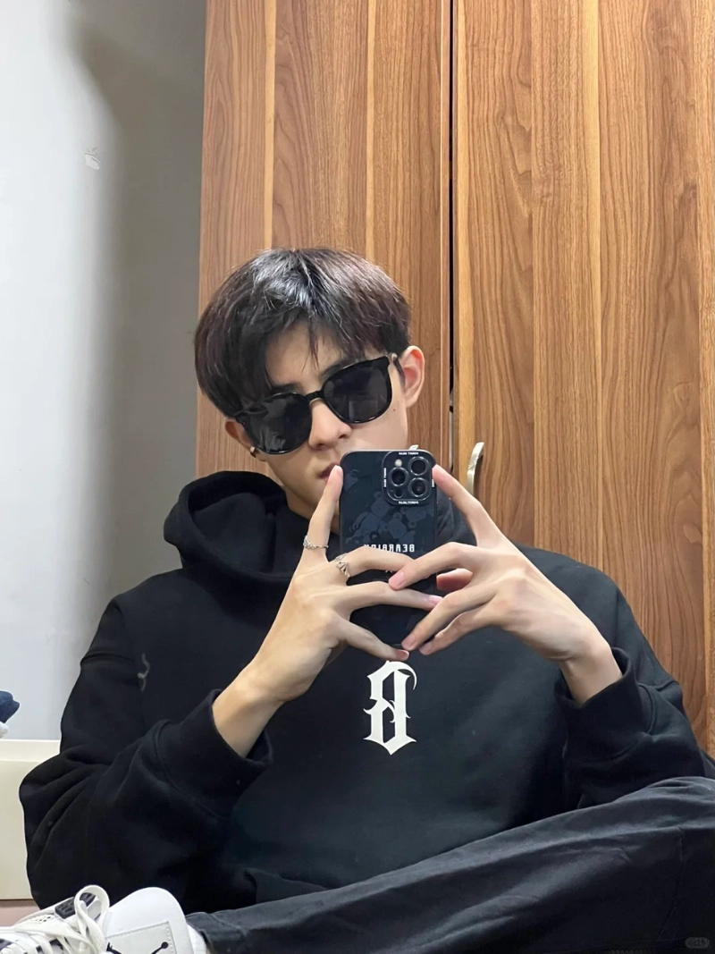 ảnh trai đẹp ôm mèo