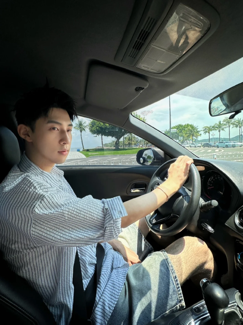 ảnh trai đẹp ngồi trên xe hơi