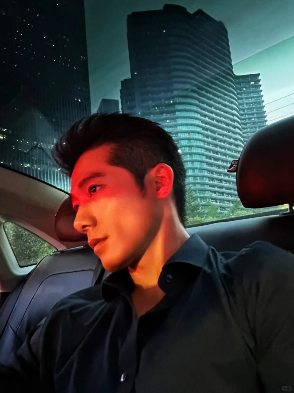 ảnh trai đẹp ngồi trên xe hơi