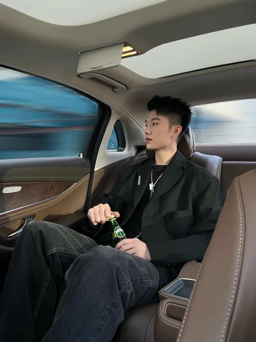 ảnh trai đẹp ngồi trên xe hơi