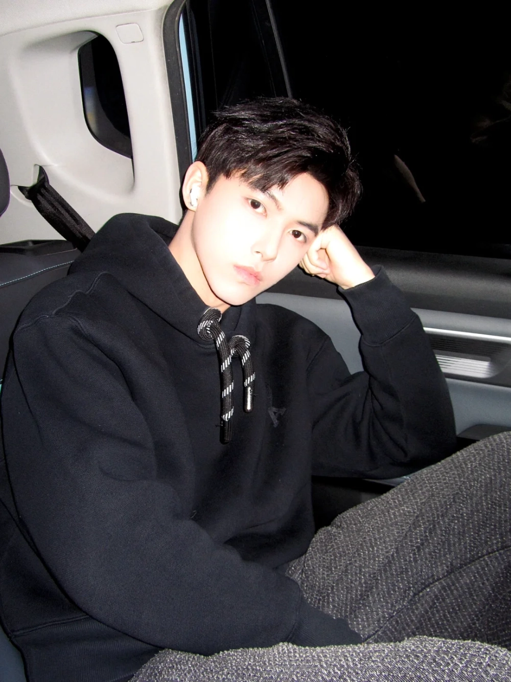 ảnh trai đẹp ngồi trên xe hơi