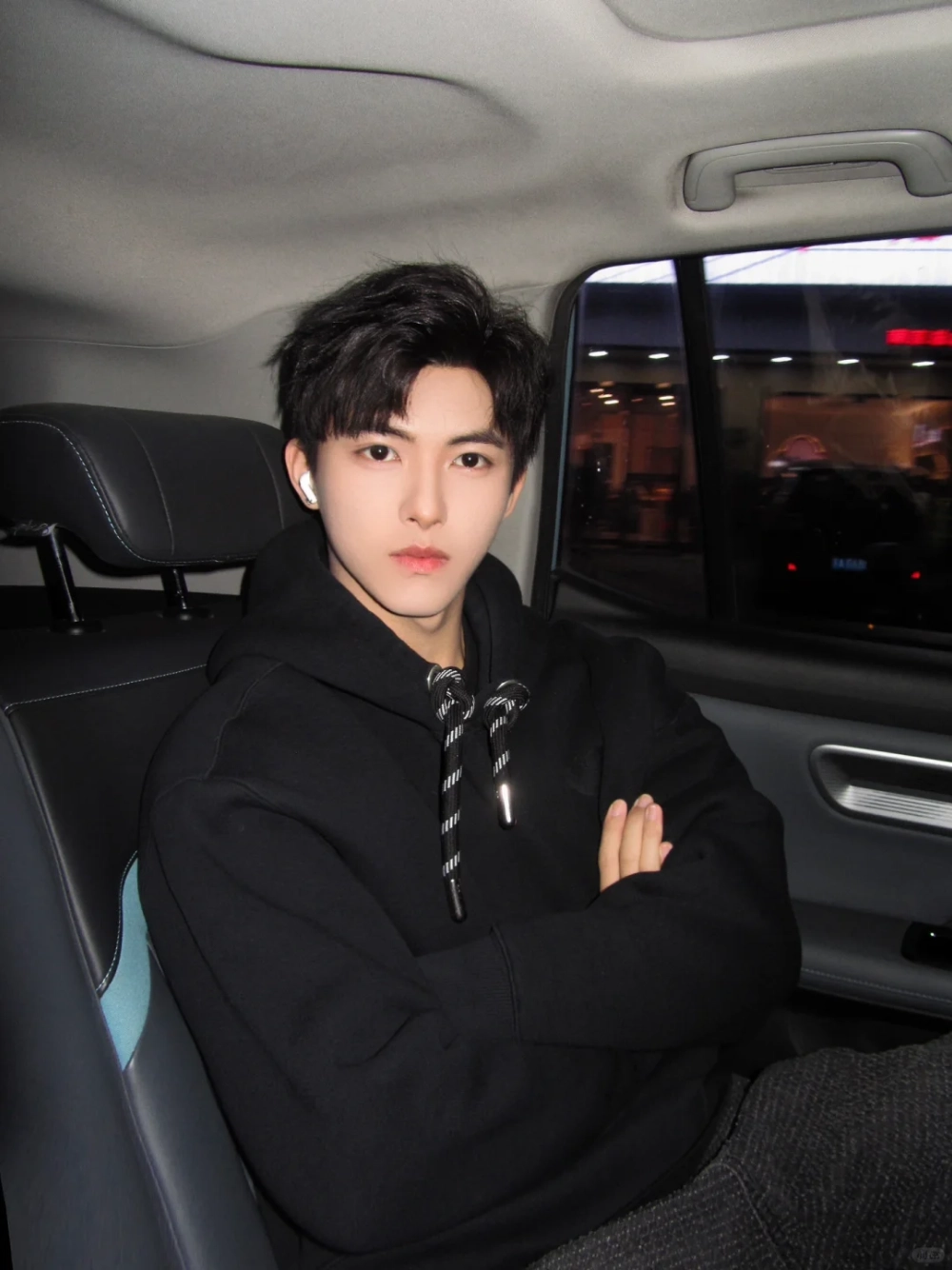 ảnh trai đẹp ngồi trên xe hơi