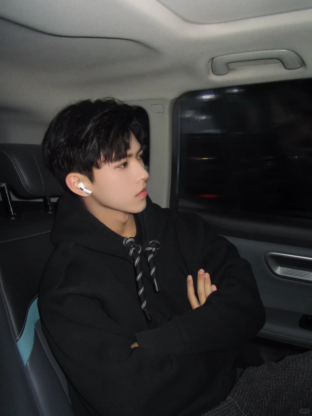 ảnh trai đẹp ngồi trên xe hơi