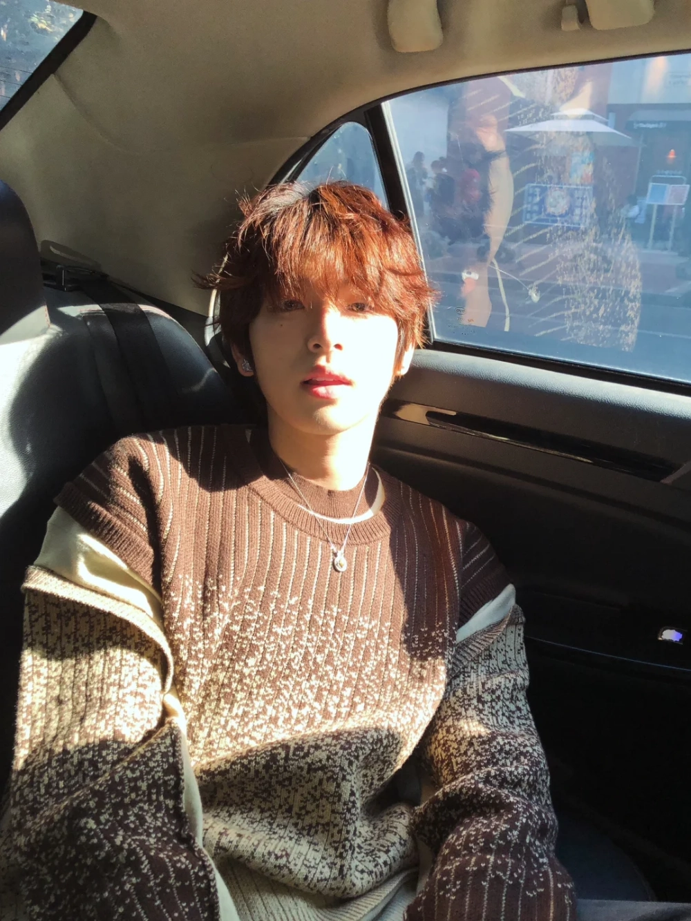 ảnh trai đẹp ngồi trên xe hơi