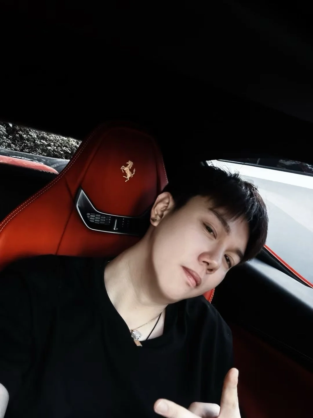 ảnh trai đẹp ngồi trên xe hơi