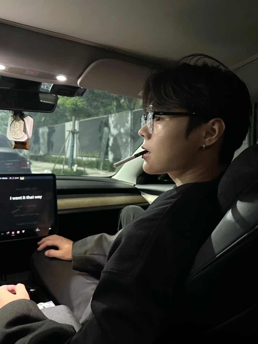 ảnh trai đẹp ngồi trên xe hơi