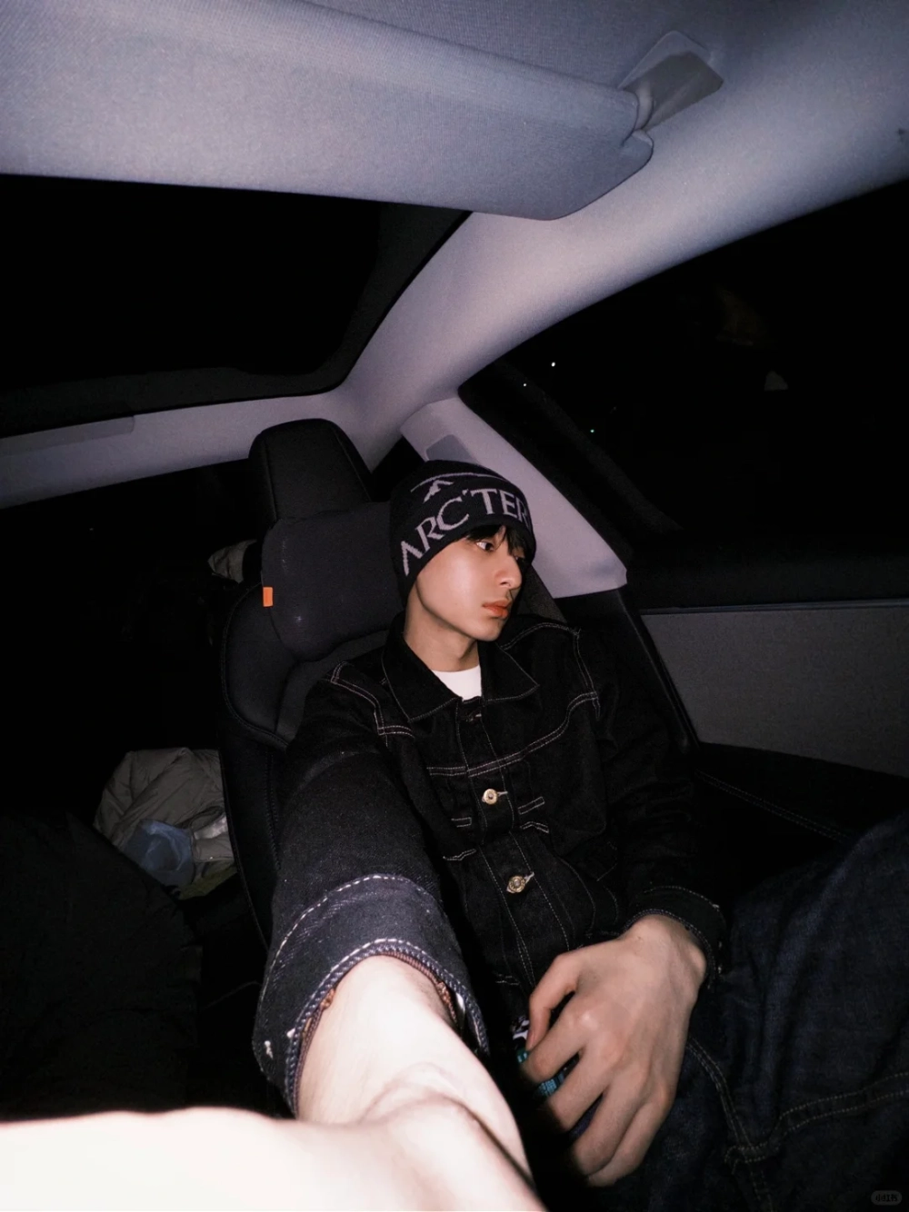 ảnh trai đẹp ngồi trên xe hơi