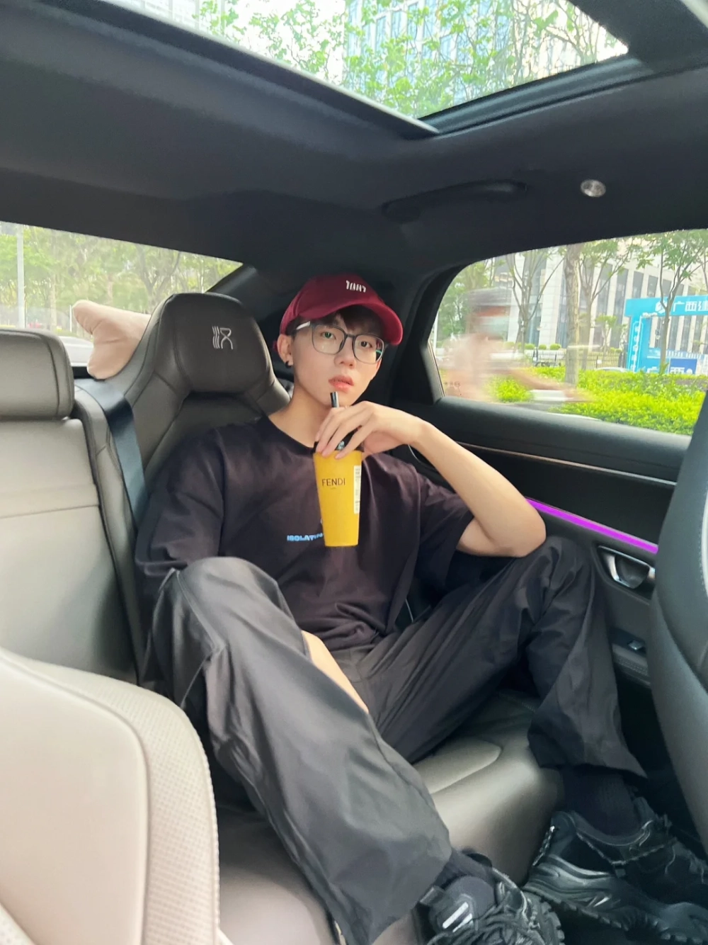 ảnh trai đẹp ngồi trên xe hơi