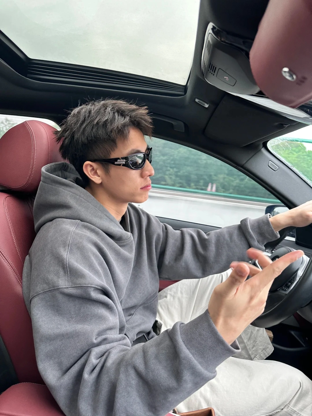 ảnh trai đẹp ngồi trên xe hơi