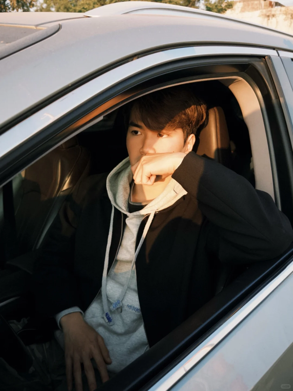 ảnh trai đẹp ngồi trên xe hơi